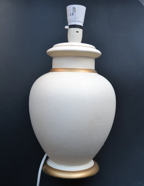 Creme TISCH/NACHTTISCHLAMPE mit goldenem Streifen - handbemalt 38 cm hoch ohne Schatten
