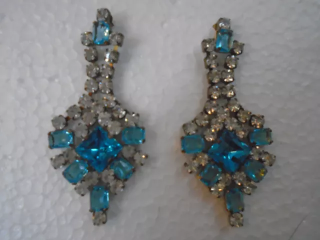 BELLES BOUCLES D'OREILLES VINTAGE,en strass blancs et bleus