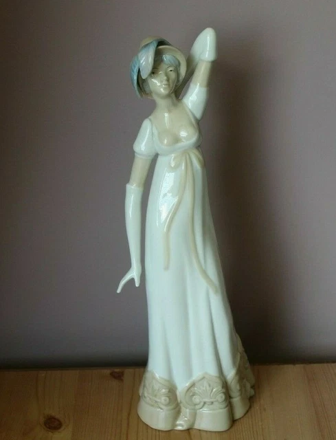 GROSSE MIQUEL REQUENA FIGUR 330 mm/13" hoch - ELEGANTE JUNGE FRAU