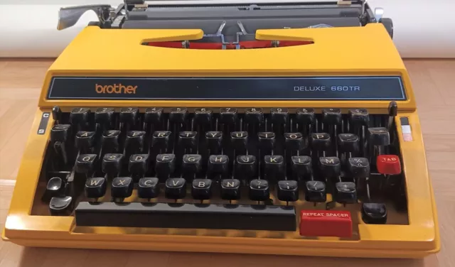 Machine à écrire Brother Deluxe 660TR de 1977 jaune