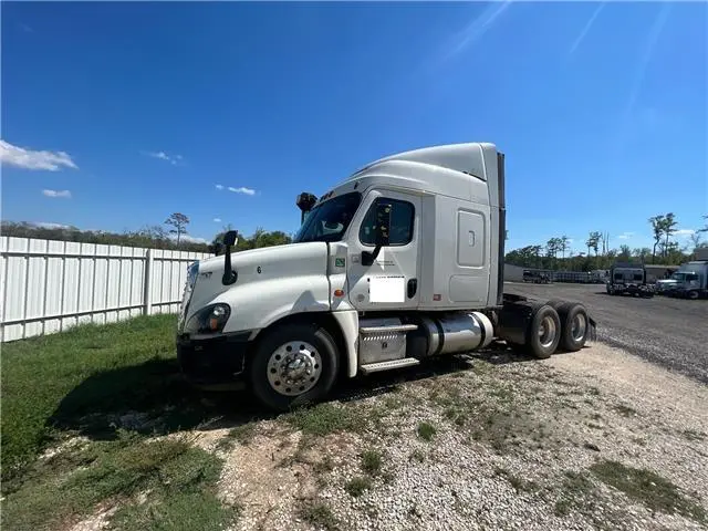 2017 Freightliner Cascadia DD15 -Automatic- Runs and Drives