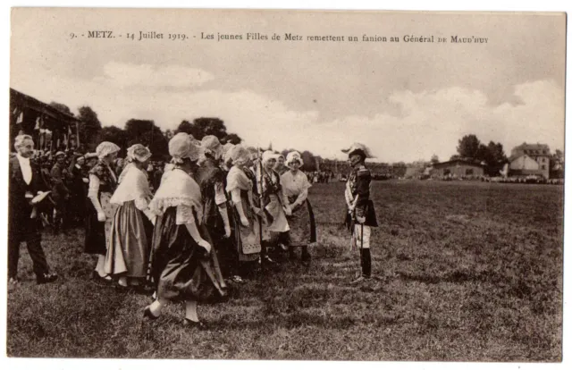 CPA 57 - METZ (Moselle) - July 14, 1909. Young Girls Give Back a Fanion