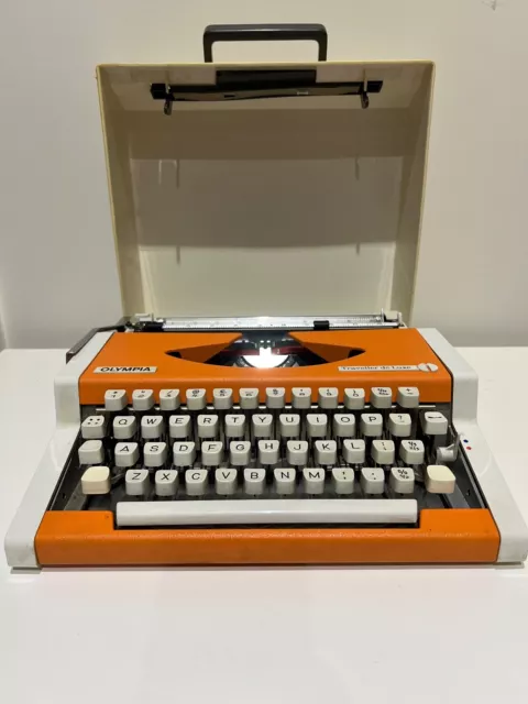 Olympia Traveller de Luxe Typewriter. Orange. Vintage.