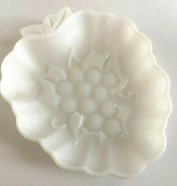 https://www.picclickimg.com/TO0AAOSwtsNfVVYk/Hazel-Atlas-Vintage-Milk-Glass-Grape-Pattern-Bowl-Dish.webp