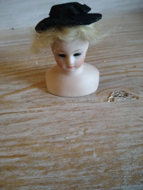 ANCIENNE PETITE POUPÉE En Porcelaine Articulée liliputienne Simon