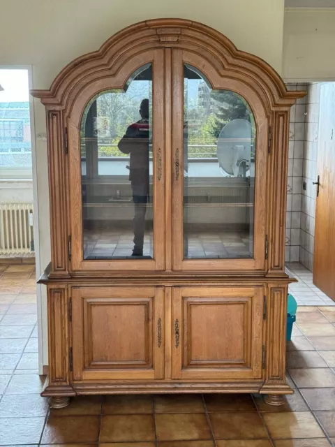 Zum Verkauf steht eine alter, antiker Rundbogen-Schrank -Vitrine, zweiteilig.