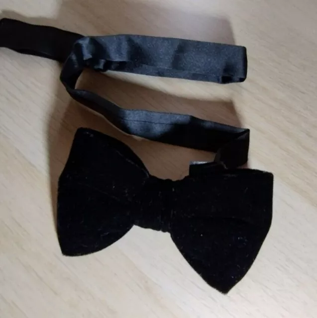 Corbata de moño para hombre borrosa negra tejida con estampado de boda preatada
