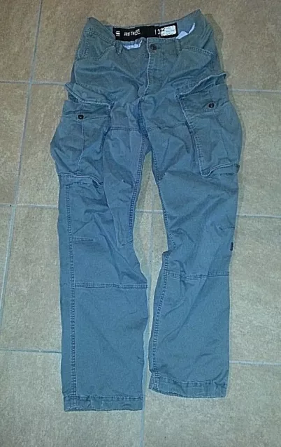 Pantaloni cargo grigi. SALOME, RSC 2017, indossato da Assad Zamen. "W:30"" L:32"