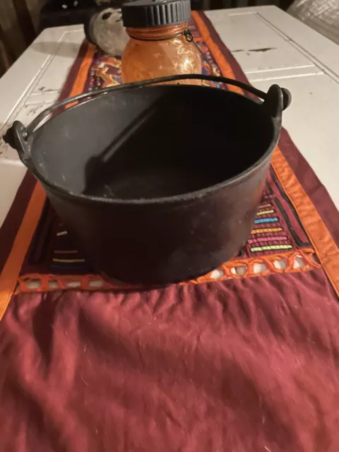 https://www.picclickimg.com/TPgAAOSw785lKeTZ/Antique-Cast-Iron-Black-Ware-Kettle-Pot-w-Handle.webp