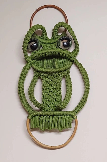 Vtg Macrame FROG Towel Rack hanger holder Green ~23" Wall Hanging 1970s Kroker