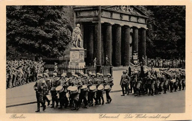 Berlin Ehrenmal Die Wache zieht auf Postkarte AK