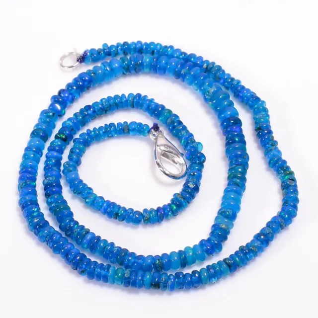 35,35 carats. Collier de perles lisses en opale éthiopienne bleue,...
