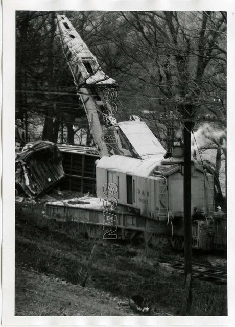 9GG388 RP 1960s DELAWARE & HUDSON RAILROAD WRECK CRANE #30022 WORKING