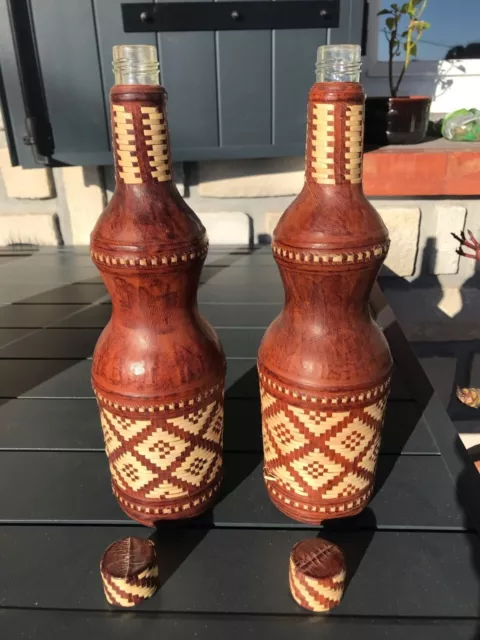 Bouteilles en cuir. Bouteille en verre recouverte de cuir. Fabrication artisanal