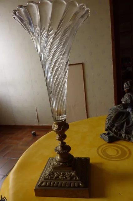 très beau vase flambeau pied en bronze cornet verre torsadé