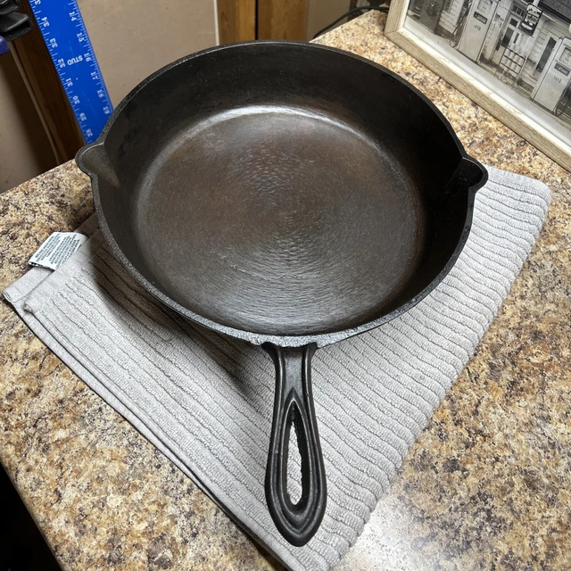 Vintage Gate Mark #10 Fancy Handle Cast Iron Skillet Dual Pour Spouts, Heat Ring