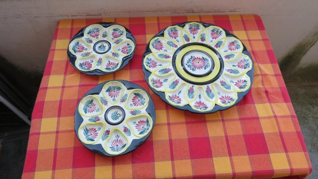 2 ASSIETTES À huitres en faïence, probablement de Sarreguemines