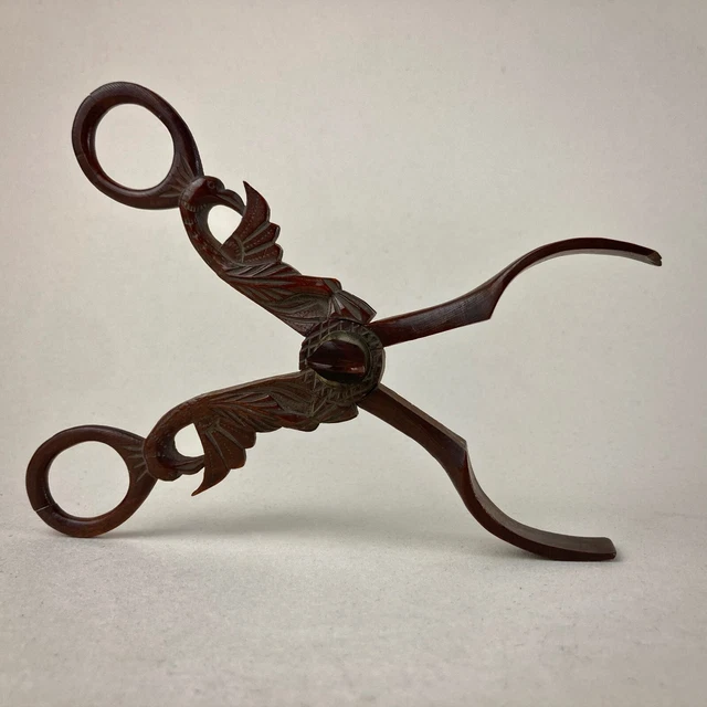 Pince en bois sculpté oiseaux XVIIIe siècle atelier des Bagard à Nancy 18e