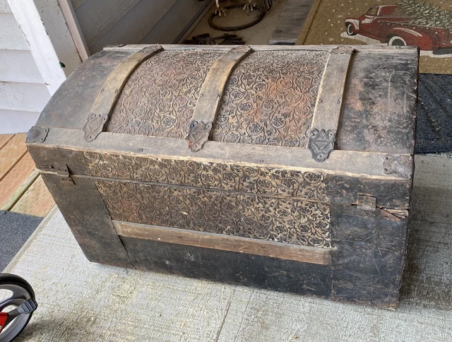 Antique Victorian Steamer hump back Trunk Chest Camel back in original condtion