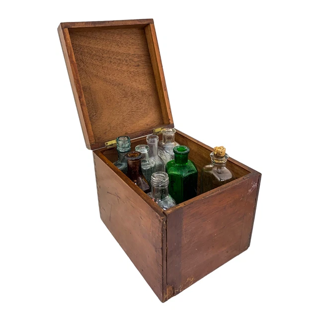 ANTIQUE VICTORIAN MAHOGANY apothecary box / medicine chest with glass
