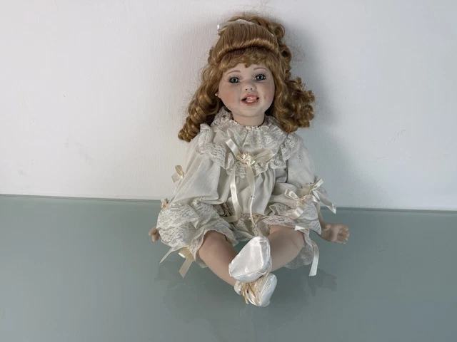 Poupée d'artiste poupée de collection porcelaine 65 cm bon état voir photo Poupée d'artiste poupée de collection porcelaine 65 cm bon état voir photo