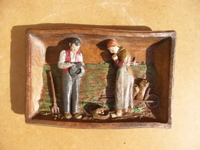 Tableau ancien sculpté en relief genre bois résine Millet SIC France cadre 