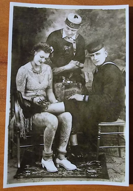 Foto de tatuaje tradicional de Bernard Kobel en caja y caja vintage tatuada mujer marinero azul marino