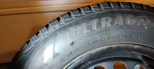 Un pneu neuf 15 pouces 195 / 65