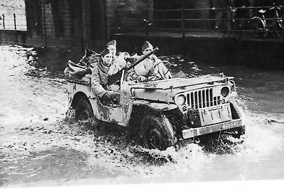 Parisiens  à l'abri d'une Jeep de la 2ème DB Photo WW2-25 Août 44 