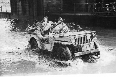 Parisiens  à l'abri d'une Jeep de la 2ème DB Photo WW2-25 Août 44 
