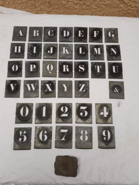 anciens jeux de pochoir chiffres  et lettres en zinc