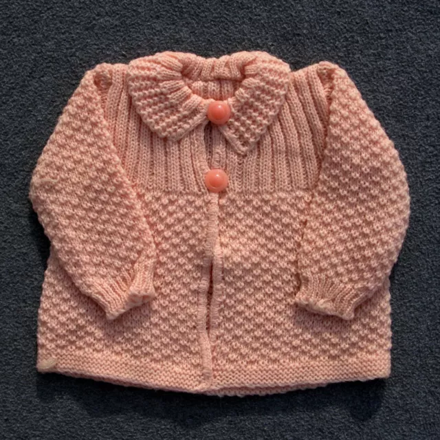 Authentique vintage gilet rose Bébé tricoté ou vêtement de poupée France -