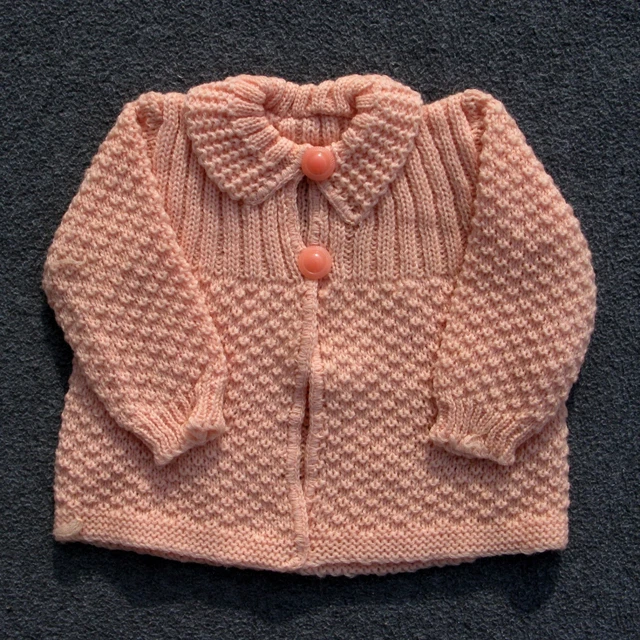 Authentique vintage gilet rose Bébé tricoté ou vêtement de poupée France - Authentique vintage gilet rose Bébé tricoté ou vêtement de poupée France -