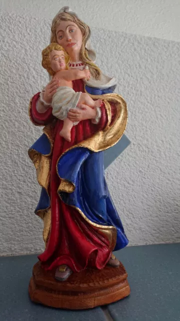 Handgschnitzte und von Hand bemalene ``Mutter Gottes`` Holzfigur