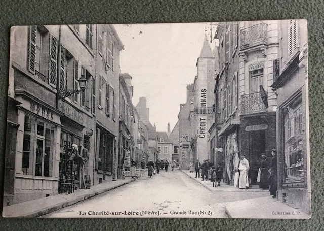 CPA. LA CHARITÉ SUR LOIRE. 58 - Grande Rue N°2. Boucherie. Coiffeur. Modes...