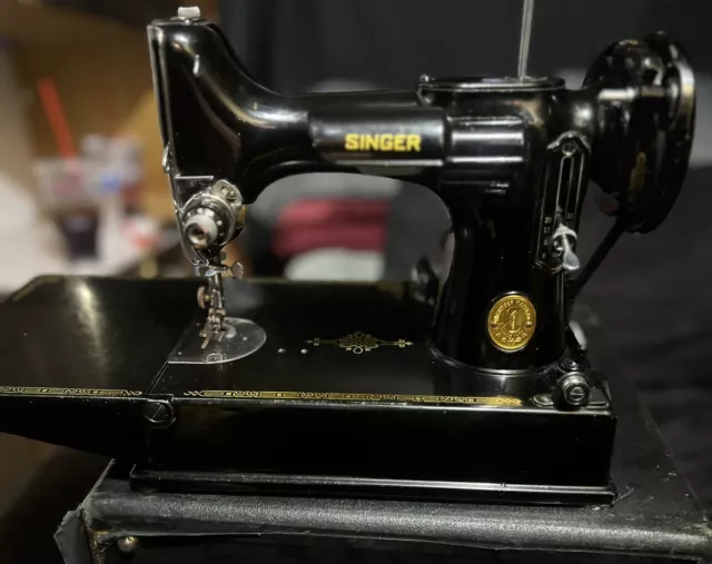 SINGER Featherweight Sewing Machine