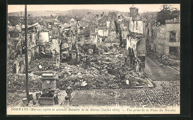 CPA Dormans, Vue prise de la Place du Marche