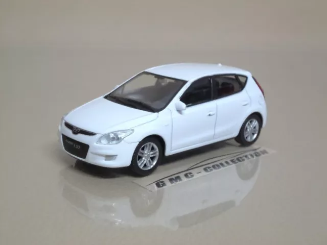 HYUNDAi i30 2007 BiANCO WHiTE WELLY 1/43 (NO EDiCOLA IXO SOLiDO PREMiUM TRiPLE9)