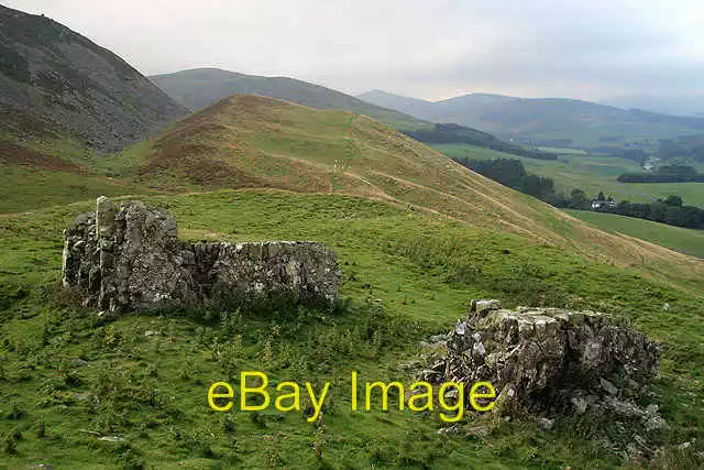 Photo 6x4 The remains of Tinnis Castle Drumelzier/NT1334 Only fragments  c2008