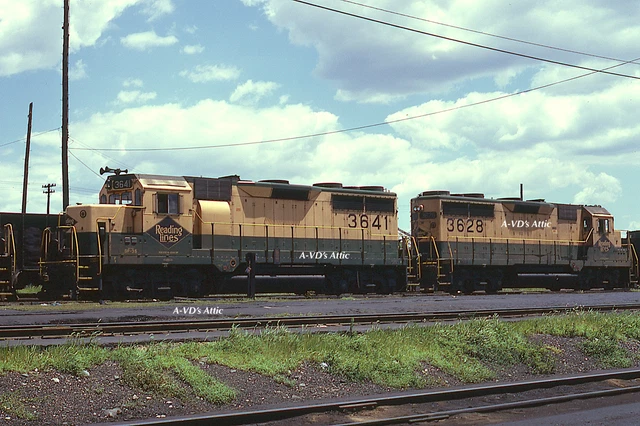Orig slide RDG Reading EMD GP35 3628 + 3641 VINTAGE Philadelphia PA 1973  BIN