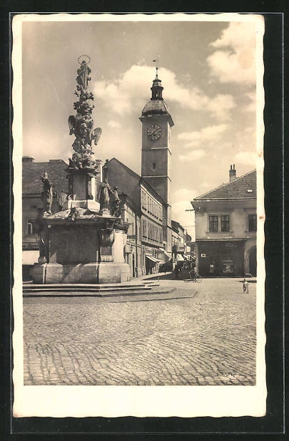 Ansichtskarte Ung. Hradisch, Straßenpartie mit Geschäften und Denkmal 1942