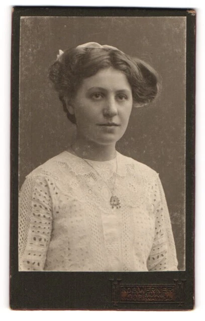 Fotografie Rob. Werner, Hamburg, Portrait junge Dame mit moderner Frisur