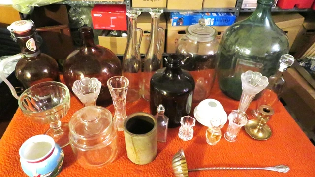 Apothekerwaage , Tisch, Glaswaren, Bügeleisen, Kupferwärmflasche und Bücher 7