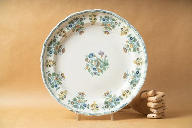 grand plat faïence de Moustiers style XVIII ème fleurs solanacées monogramme