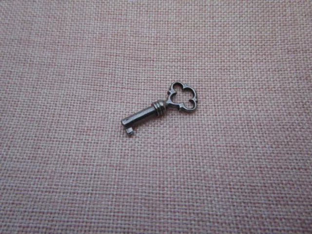 Alter kleiner Antiker Schlüssel Schatulle Vorhängeschloss Schatzkästchen 2,8 cm