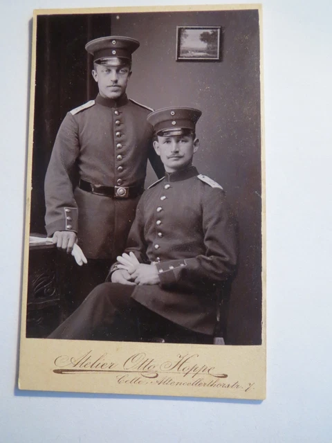 Celle - 2 Soldaten in Uniform - Regiment Nr. 77 - Portrait - Kulisse / CDV