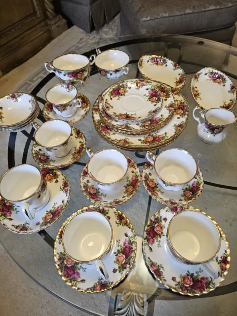 A 33 Piece Royal Albert Country Roses 4 Seating Dinner Set