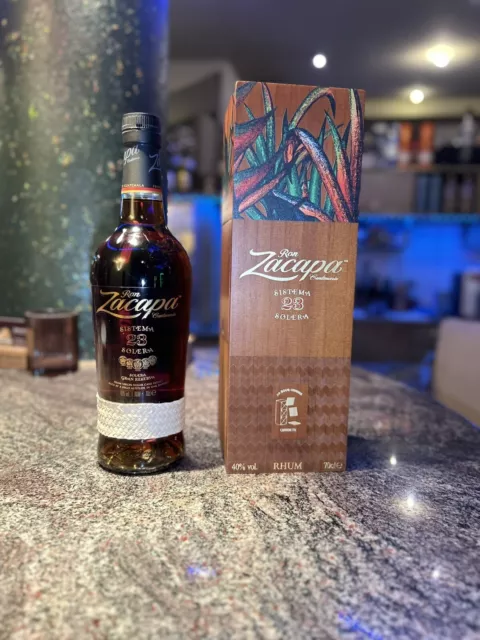 Ron Zacapa Centenario Sistema 23 Solera Rum 40% 0,7l Set mit 6 Untersetzern Holz