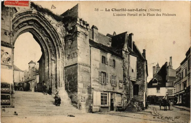 CPA La CHARITÉ-sur-LOIRE - L'ancien Portail et la Place des (456568)
