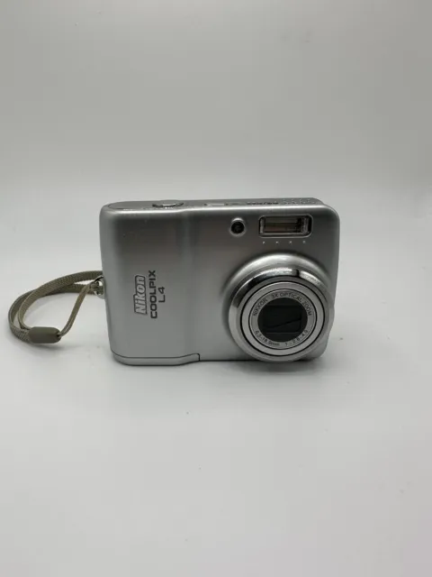 Nikon Coolpix L4 4.0MP Compact Digital Camera Silver Tested Works